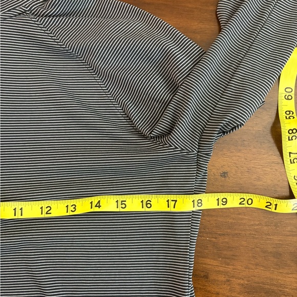 Under Armour Black Grey Women’s Small Long Sleeve Athletic Top - Picture 6 of 8